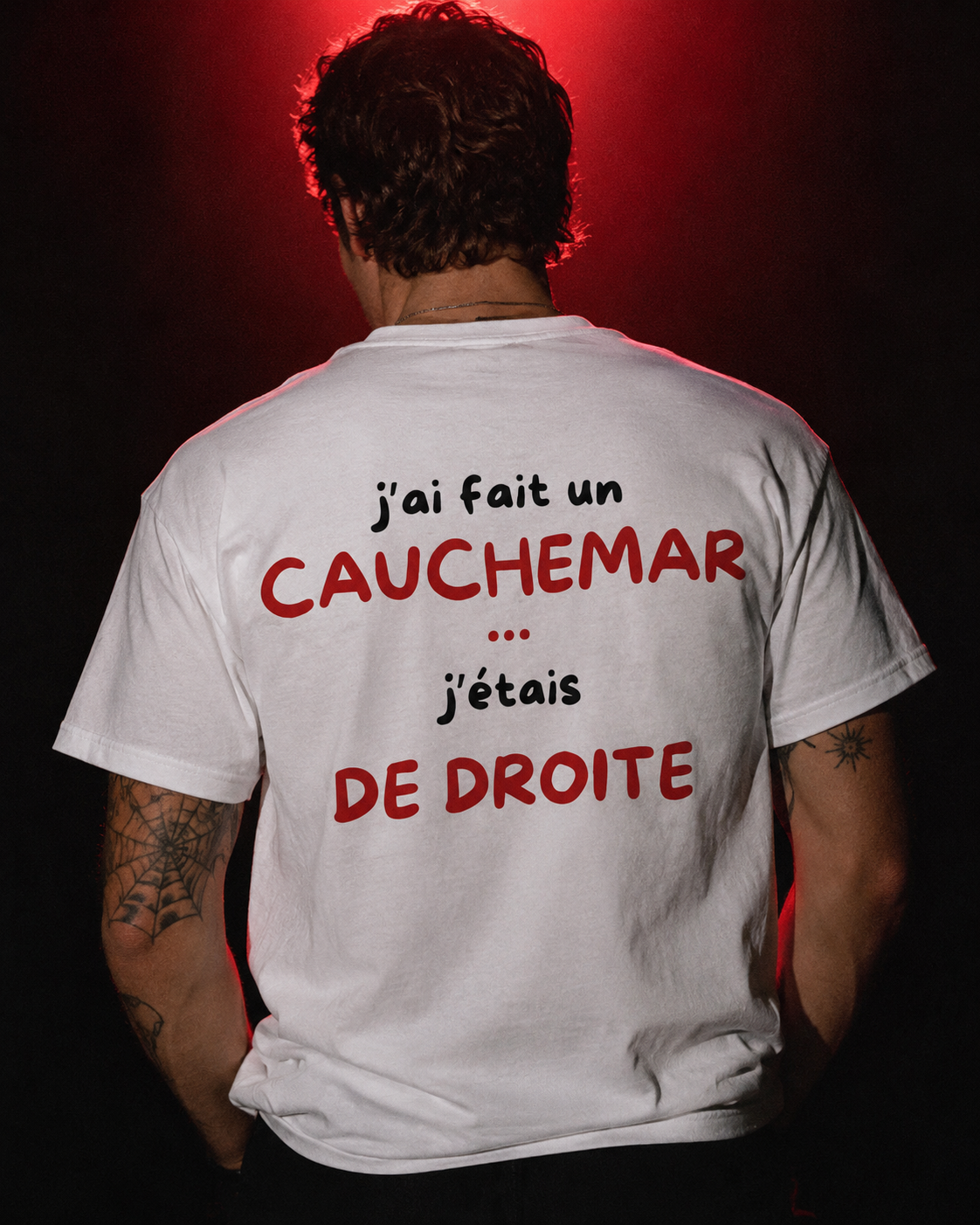 Homme de dos portant le t-shirt, halo rouge sur fond noir