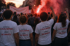 Manifestation, fumigène rouge, t-shirts Antifa Wear portés de dos
